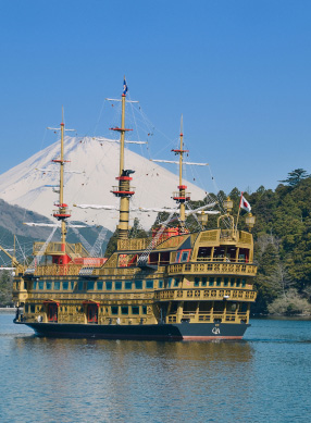 Scenery of a pirate ship sailing on the surface of Lake Ashi