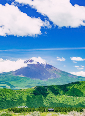 Scenery of a mountain, a symbol of Japan, showing off its beauty under a clear sky